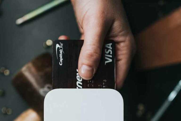 Maret 2023, Transaksi Uang Elektronik Tumbuh 11,39 Persen Transaksi dengan menggunakan kartu kredit (foto: unsplash)