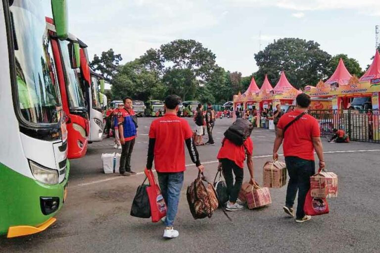 1.700 Pedagang Warmindo di Yogyakarta Ikuti Mudik Bersama Beberapa peserta Mudik Gratis bersama Indomie dan Pedagang Warmindo 2023 di halaman Stadion Mandala Krida
