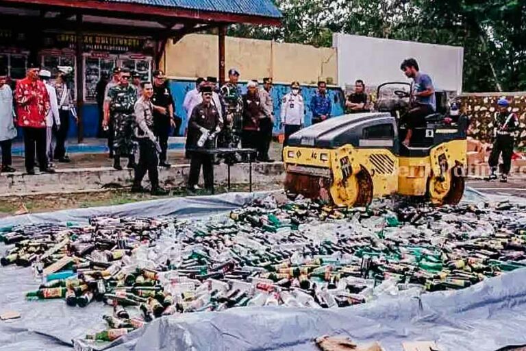 Operasi Pekat Semeru 2023, Polres Pamekasan berhasil Ungkap 37 Kasus Kejahatan Pemusnahan barang bukti minuman keras hasil Operasi Pekat Semeru 2023 di Polres Pamekasan (foto: beritajatim.com)