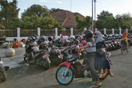 Viral Jukir Bisa Pungut Parkir Hingga 5 Kali Lipat, Pemda DIY: Ada Syaratnya! Warga hendak berbelok untuk memarkir kendaraan di salah satu tempat di Yogyakarta (foto: Rizki Liasari, pilar.id)