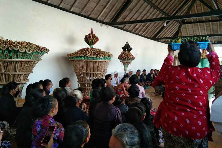 Prosesi Numplak Wajik, penanda dimulainya proses merangkai gunungan Garebeg Sawal di Panti Pareden, Kompleks Magangan (foto: Rizki Liasari, pilar.id)
