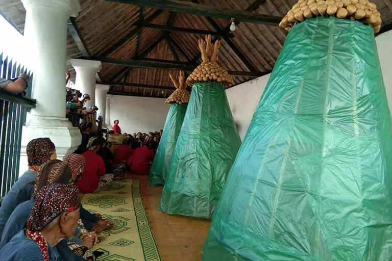 Prosesi Numplak Wajik, penanda dimulainya proses merangkai gunungan Garebeg Sawal di Panti Pareden, Kompleks Magangan (foto: Rizki Liasari, pilar.id)