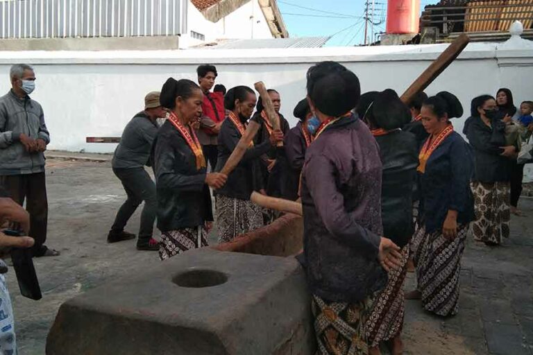 Prosesi Numplak Wajik, penanda dimulainya proses merangkai gunungan Garebeg Sawal di Panti Pareden, Kompleks Magangan (foto: Rizki Liasari, pilar.id)