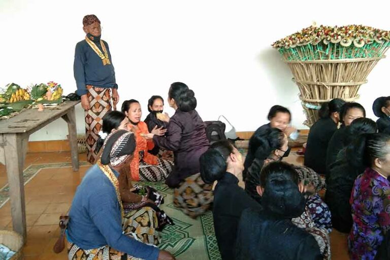Prosesi Numplak Wajik, penanda dimulainya proses merangkai gunungan Garebeg Sawal di Panti Pareden, Kompleks Magangan (foto: Rizki Liasari, pilar.id)