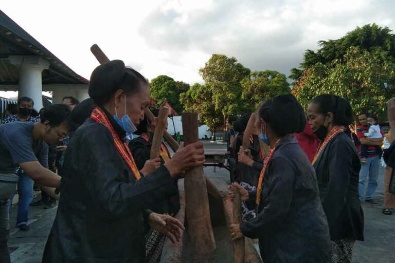 Prosesi Numplak Wajik, penanda dimulainya proses merangkai gunungan Garebeg Sawal di Panti Pareden, Kompleks Magangan (foto: Rizki Liasari, pilar.id)