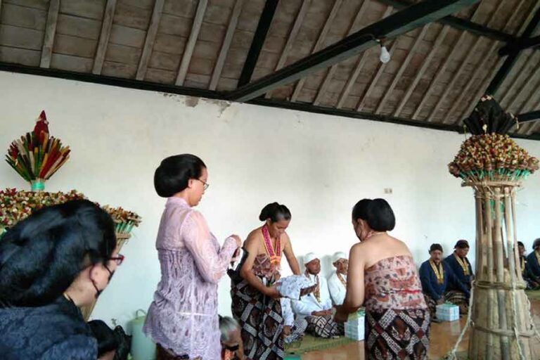 Prosesi Numplak Wajik, penanda dimulainya proses merangkai gunungan Garebeg Sawal di Panti Pareden, Kompleks Magangan (foto: Rizki Liasari, pilar.id)