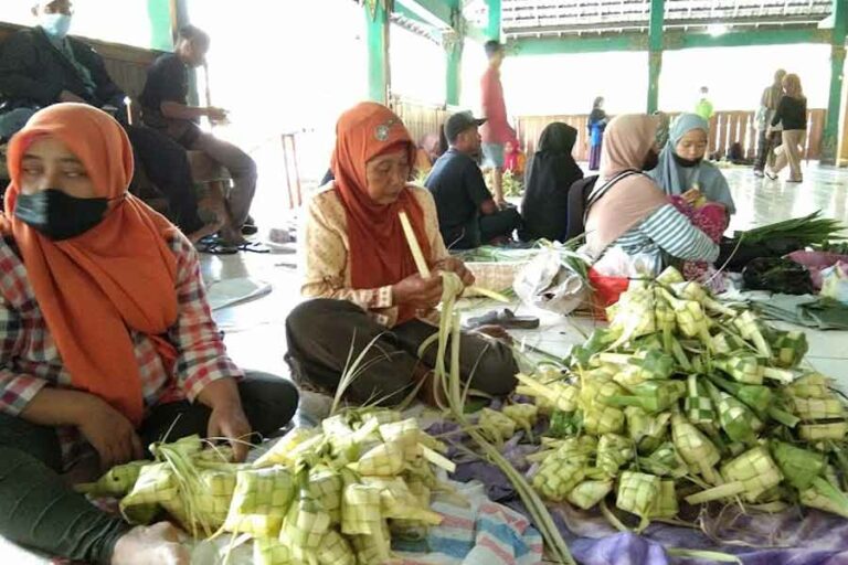 Lebaran Makin Dekat, Penjual Selongsong Ketupat Kembali Menggeliat Pedagang dan perajin anyaman janur atau daun kelapa muda, di pendopo Pasar Beringharjo (foto: Rizki Liasari, pilar.id)