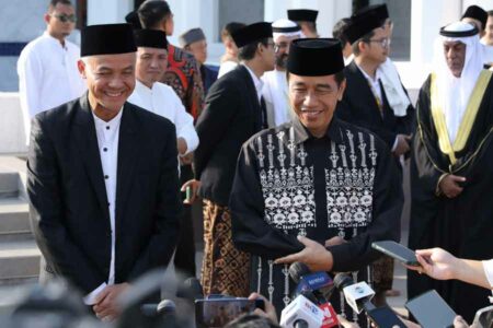 Ganjar Belum Memiliki Kualitas Kepemimpinan yang Sebanding dengan Presiden Jokowi Ganjar Pranowo dan Jokowi usai menjalankan Salat Ied di Masjid Sheikh Zayed Al Nahyan Solo