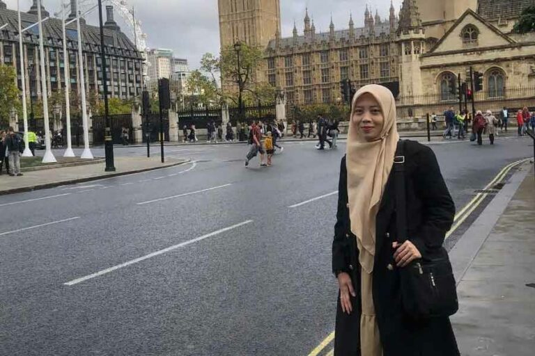 Saat Alumnus Kebidanan Jalani Ramadhan di Negeri Rishi Sunak Bd Erni Rosita Dewi SKeb. Alumnus Kebidanan Fakultas Kedokteran (FK) Universitas Airlangga