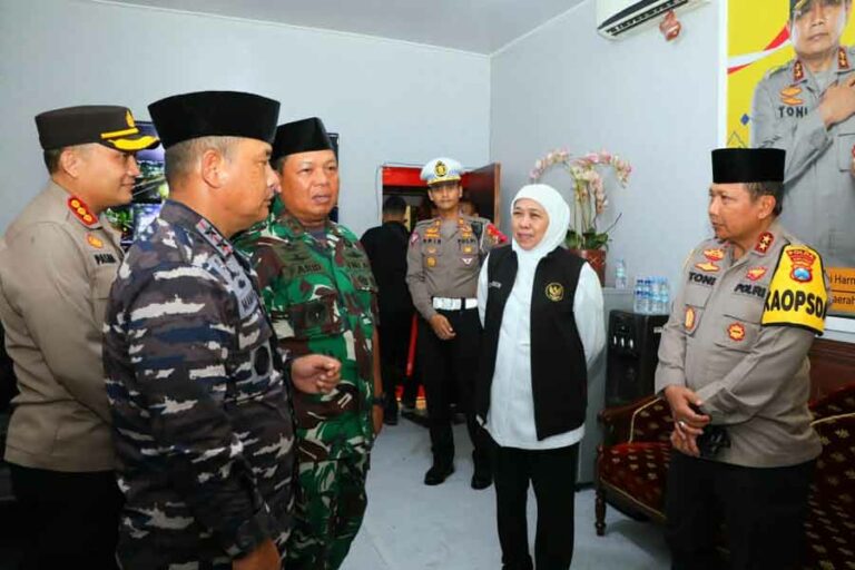 Gubernur Khofifah Pantau Pelaksanaan dan Keamanan Lebaran di Suramadu Gubernur Jawa Timur Khofifah Indar Parawansa bersama Kapolda Jatim Irjen Pol Toni Harmanto dan Pangdam V Brawijaya Mayjen TNI Farid Makruf, saat meninjau Posko Pelayanan Operasi Ketupat Semeru di Surabaya