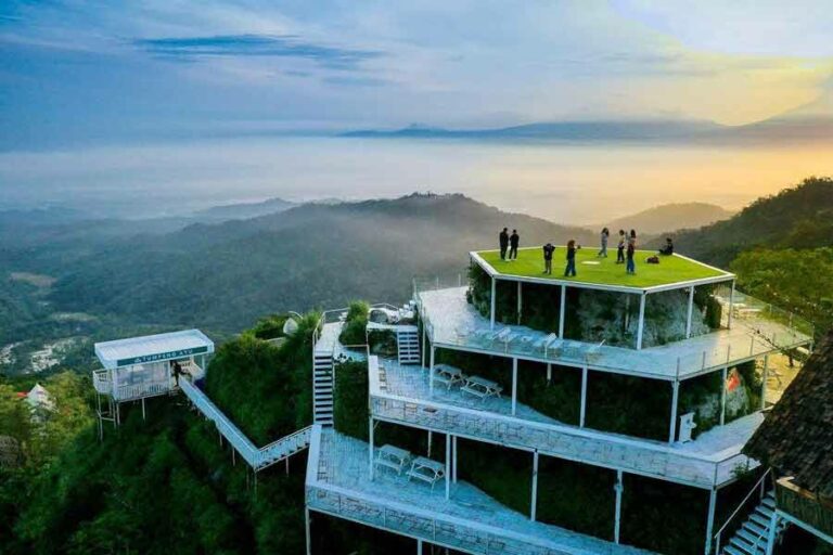 5 Rekomendasi Destinasi Wisata Libur Lebaran di Kulon Progo Tumpeng Menoreh, wisata alam dan resto yang menyajikan hamparan perbukitan Menoreh (foto: instagram @tumpengmenoreh)