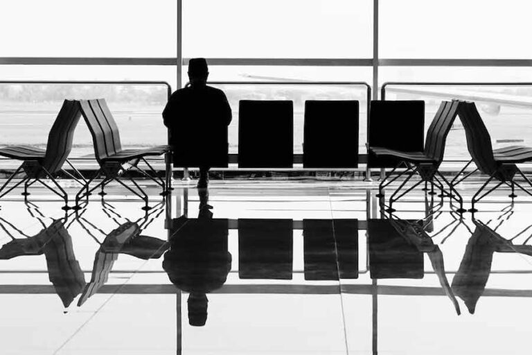 Sama-sama Balik ke Perantauan, Hubungan Jarak Jauh Kembali Membentang Ilustrasi suasana sepi di bandara (foto: Suganth, unsplash)