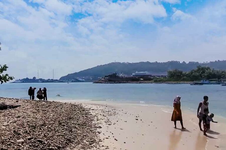Wisata Murah Sekitar Jakarta, Temukan Destinasi Hemat yang Tersembunyi Pulau Merak Kecil, tempat wisata dengan pantai yang indah dan eksotis (foto: istimewa)