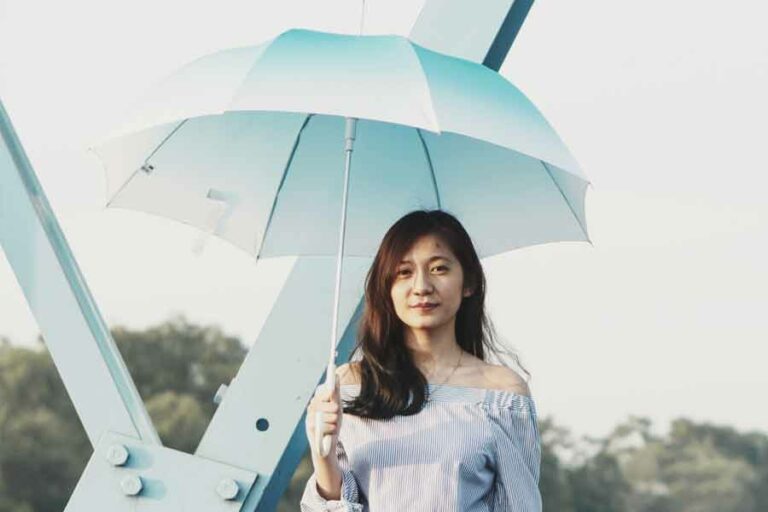 Antisipasi Suhu Panas di Indonesia, Ini Tips Agar tetap Bugar dari Kemenkes Dalam kondisi suhu panas yang tinggi seperti sekarang, masyarakat sebaiknya menghindari kontak langsung dengan sinar matahari dan memakai topi atau payung (foto: Afta Putta Gunawan, pexels)