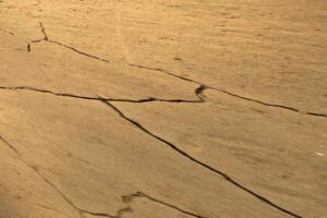 BMKG: Gempa Mentawai Miliki Karakteristik Megathrust Ilustrasi tanah merekah bekas gempa (foto: unsplash)