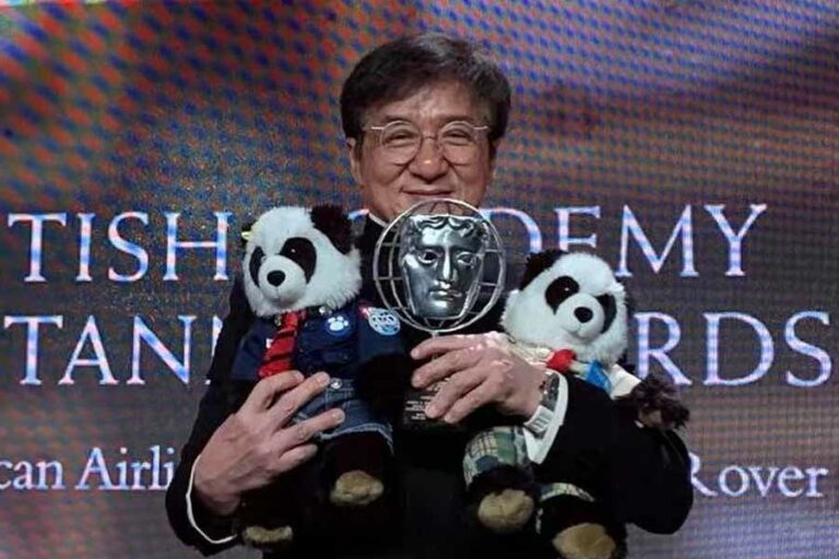 Perjalanan Panjang Jackie Chan, Aktor Laga Legendaris yang Tahun Depan Berusia 70 tahun Jackie Chan saat menerima Albert R. Broccoli Award dalam British Academy Britannia Awards (foto: instagram @jackiechan)