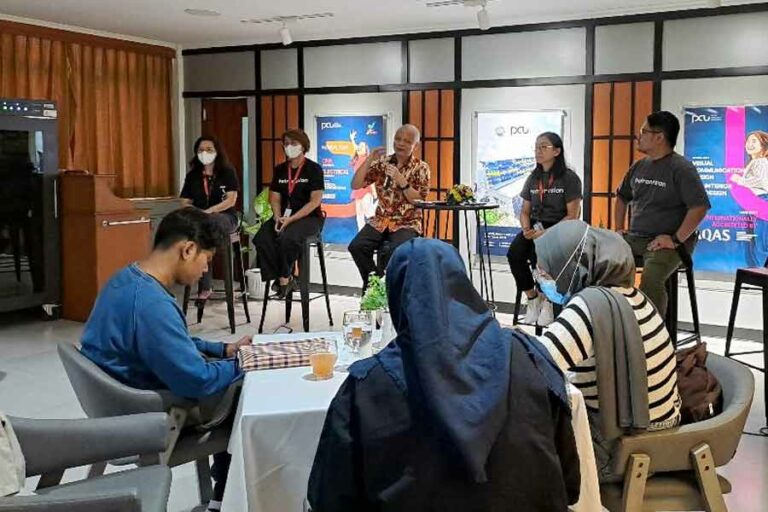 Siap Bersaing Dikancah Internasional, Empat Prodi PCU Surabaya Raih Akreditasi Internasional Rektor PCU, Prof, Dr. Ir. Djwantoro Hardjito, saat menerangkan perolehan akreditasi internasional yang diraih empat prodi PCU, Surabaya kepada wartawan, di Gedung A, PCU Surabaya, Kamis (27/4/2023)