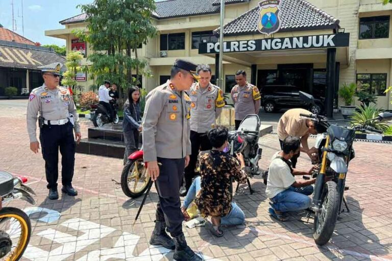 Ratusan Motor Hasil Operasi Ramadhan Dikembalikan Polres Nganjuk, Berikut Syaratnya Kapolres Nganjuk AKBP Muhammad saat mengawasi pemilik motor yang tengah memperbaiki sepeda motor miliknya usai sempat diamankan, di Lapangan apel Polres Nganjuk pada Kamis (27/4/2023)