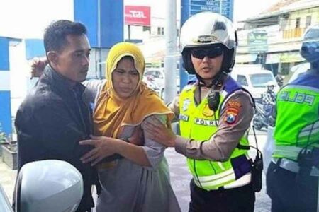 Polisi Bantu Wanita yang Hendak Melahirkan di Tengah Kepadatan Arus Mudik Anggota polisi saat membantu ibu yang hendak melahirkan di tengah kepadatan arus mudik di Simpang Empat Karanglo, Singosari, Kabupaten Malang