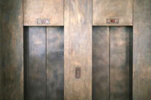 Insiden Lift Bandara Kualanamu, Korban Sempat Panik Sebelum Jatuh dan Tewas Ilustrasi lift (foto: Marcus Ganahl, unsplash)