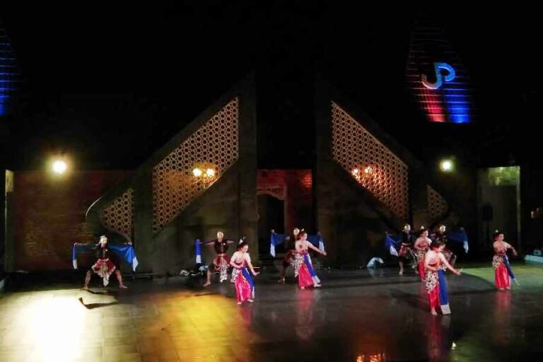 Aksi memukau ratusan penari dari seluruh kabupaten dan kota di Daerah Istimewa Yogyakarta pada peringatan Hari Tari Sedunia, Jogja Joged 2023, di Amphitheater Taman Budaya Kulon Progo, Sabtu (29/4/2023). (foto: Rizki Liasari, pilar.id)