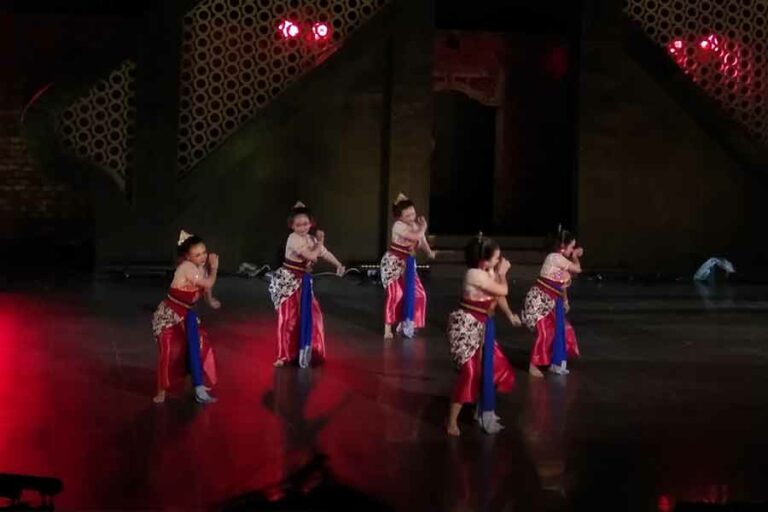 Aksi memukau ratusan penari dari seluruh kabupaten dan kota di Daerah Istimewa Yogyakarta pada peringatan Hari Tari Sedunia, Jogja Joged 2023, di Amphitheater Taman Budaya Kulon Progo, Sabtu (29/4/2023). (foto: Rizki Liasari, pilar.id)