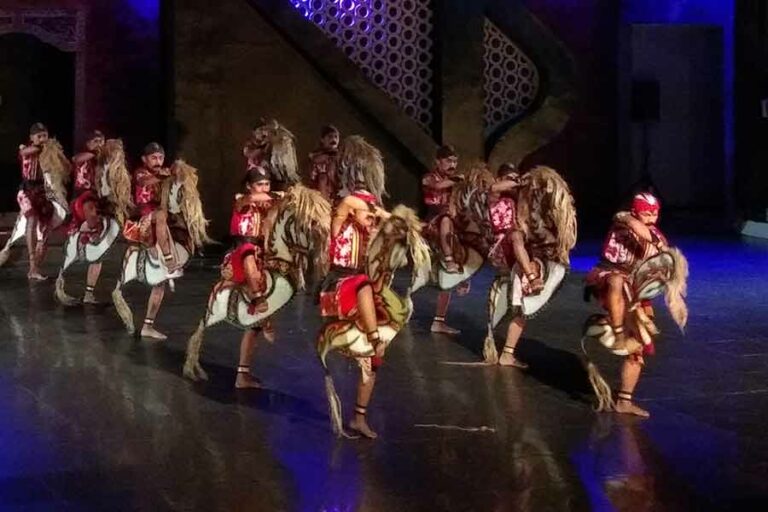 Aksi memukau ratusan penari dari seluruh kabupaten dan kota di Daerah Istimewa Yogyakarta pada peringatan Hari Tari Sedunia, Jogja Joged 2023, di Amphitheater Taman Budaya Kulon Progo, Sabtu (29/4/2023). (foto: Rizki Liasari, pilar.id)