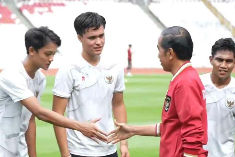 Datang di GBK Jokowi Semangati Para Pemain Muda Timnas U-20 Presiden RI Joko Widodo saat bertemu dengan para pemain timnas sepak bola Indonesia U-20