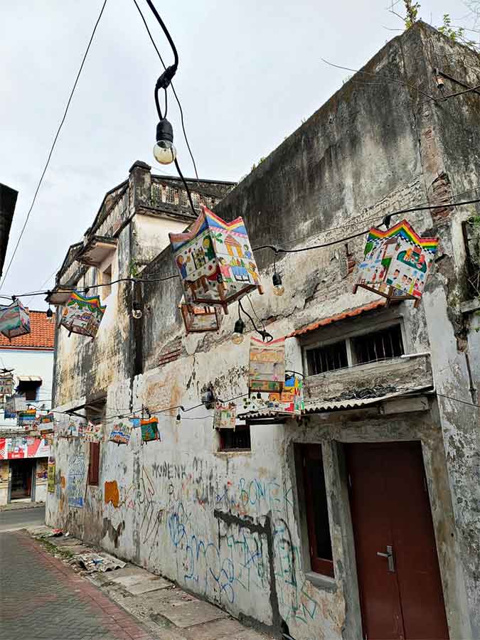 Ujung gang Jalan HOS Cokroaminoto 3, Gresik dengan bangunan tua. (foto: Mamuk Ismuntoro, pilar.id)