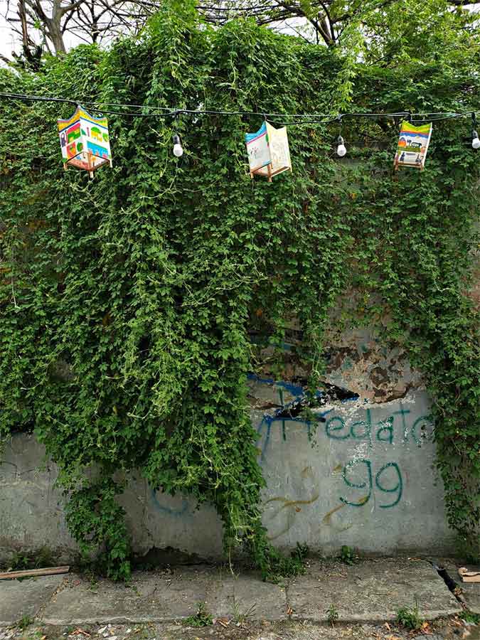 Bangunan yang nyaris tertutup vegetasi di Jalan HOS Cokroaminoto 3, Gresik. (foto: Mamuk Ismuntoro, pilar.id)
