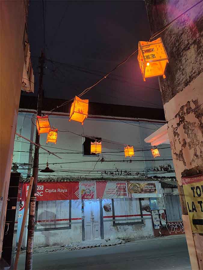 Damar Kurung yang mulai berpendar saat petang di Jalan HOS Cokroaminoto 3, Gresik. (foto: Mamuk Ismuntoro, pilar.id)