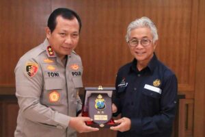 Tingkatkan Hubungan Kerjasama, SKK Migas Kunjungi Polda Jatim Kapolda Jatim Irjen Pol Toni Harmanto, saat berbincang santai dengan para perwakilan SKK Migas ke Polda Jatim, di Gedung Patuh Mapolda Jatim, Senin (10/4/2023)