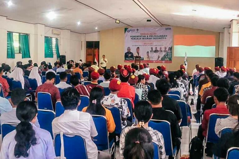 Tiap Dua Pekan Satu Peti Mati Berisi Pekerja Migran Indonesia tiba di NTT Sosialisasi Penempatan dan Pelindungan PMI di Aula Seruni Gereja Katedral, Kecamatan Tambolaka, Sumba Barat Daya (foto: Dok BP2MI)