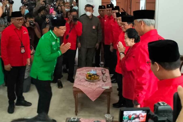 PDI Perjuangan dan PPP Tandatangani Kesepakatan Kerja Sama Politik Presidensial Muhammad Mardiono saat bertemu Megawati di kantor DPP PDIP, Jakarta pada Minggu (30/4/2023). Usai pertemuan ini, PDI Perjuangan dan PPP menandatangani kesepakatan kerja sama politik presidensial. (foto: Hendra Brata, pilar.id)