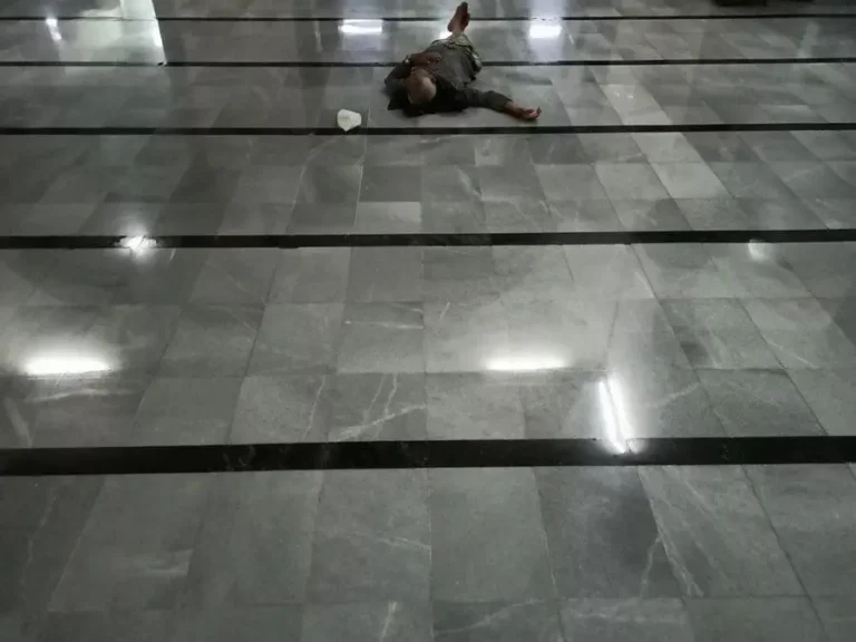 Jamaah beristirahat di tengah ibadah malam ganjil. (foto: Anton Kusnanto, pilar.id)