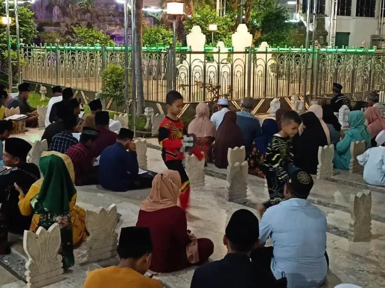 Area makam Sunan Ampel juga dipenuhi jamaah. (foto: Anton Kusnanto, pilar.id)