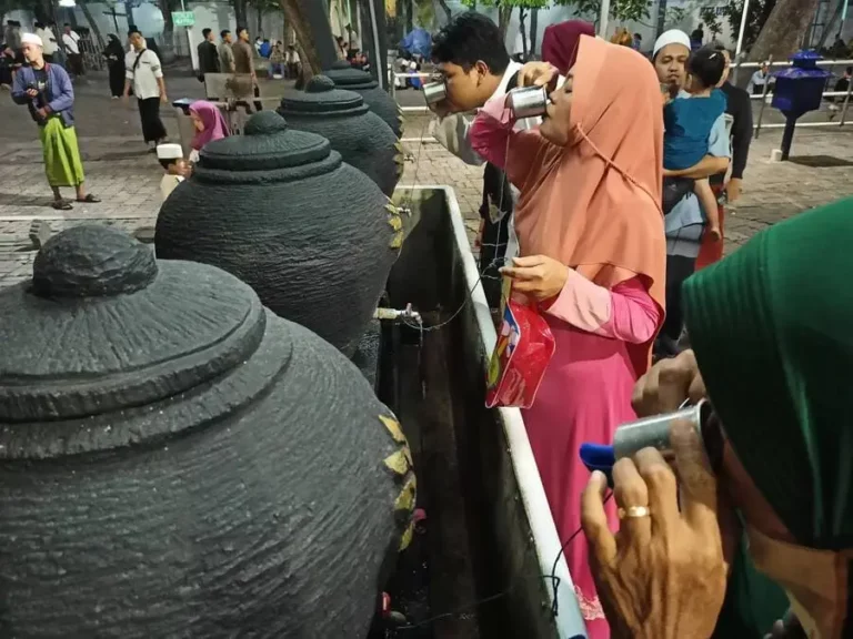 Antrian jamaah yang meminun air dari sumur peninggalan Sang Wali. (foto: Anton Kusnanto, pilar.id)