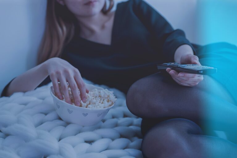 Hukum Nonton Infotainment Tentang Aib Artis saat Puasa Ramadhan, Puasa Batal Atau Sah
