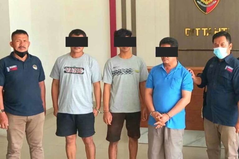 Gakkum LHK Sumatera Ringkus Pelaku Pembalakan Liar di Riau Para pelaku yaitu AA (24), RR (24), IH (24), dan Her (39) telah diamankan oleh tim Patroli Balai TNBT saat melakukan pembalakan liar di lokasi