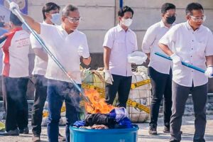 Kemendag Musnahkan 122 Bal Pakaian Bekas Impor Senilai Rp 610 Juta Balai Pengawasan Tertib Niaga Makassar mengatakan jika pemusnahan ini bertujuan untuk memberikan efek jera pada pelaku usaha yang tidak taat ketentuan (foto: Humas Kemendag)