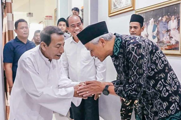 Pesan Habib Luthfi pada Ganjar, Bangsa ini Mesti Dikelola dengan Baik Gubernur Ganjar Pranowo bersilaturahmi ke Habib Luthfi bin Yahya, di Pekalongan.