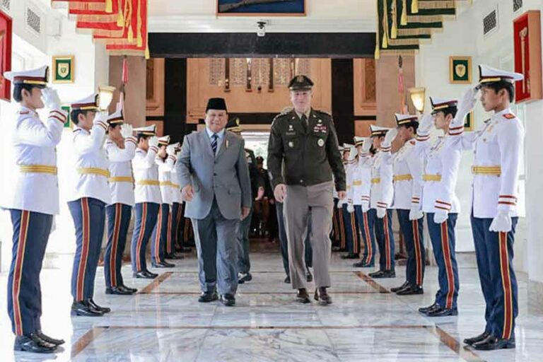 Bertemu KASAD AS, Prabowo Bahasa Dunia Pendidikan dan Pertukaran Personel Militer Menteri Pertahanan Prabowo Subianto saat menerima kunjungan Kepala Staf Angkatan Darat Amerika Serikat, Jenderal James Charles McConville di Kementerian Pertahanan, Jakarta. (foto: dok Tim Media Prabowo Subianto)