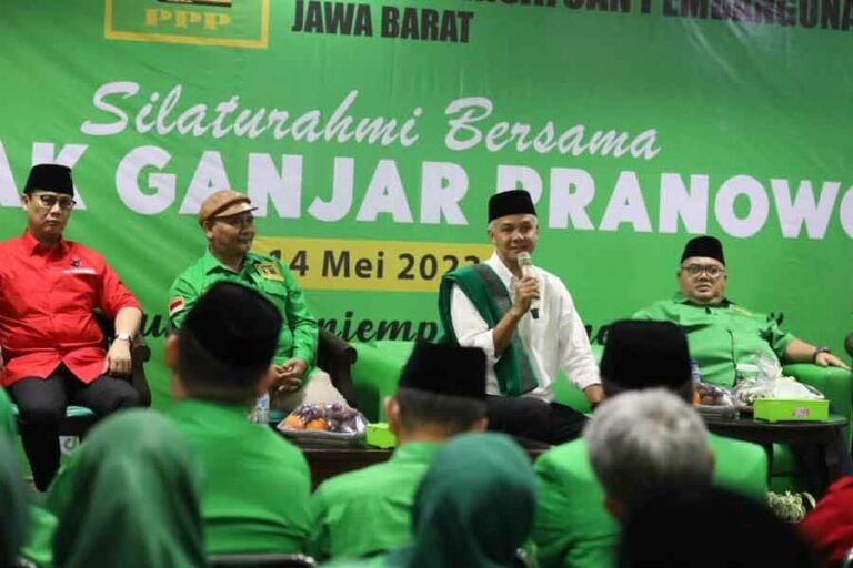 Kunjungi Kantor DPD PPP Jawa Barat, Ganjar Pranowo dapat Hadiah Sorban Hijau Ganjar Pranowo saat melakukan konsolidasi bersama Kantor DPW PPP Jawa Barat