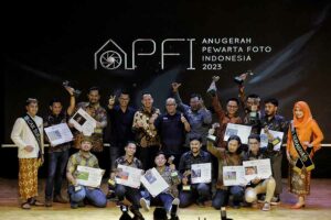 Anugerah Pewarta Foto Indonesia 2023, Sampaikan Pesan untuk Hal yang Belum Tuntas Para penerima Anugerah Pewarta Foto Indonesia (APFI) 2023 berfoto bersama (foto: istimewa)