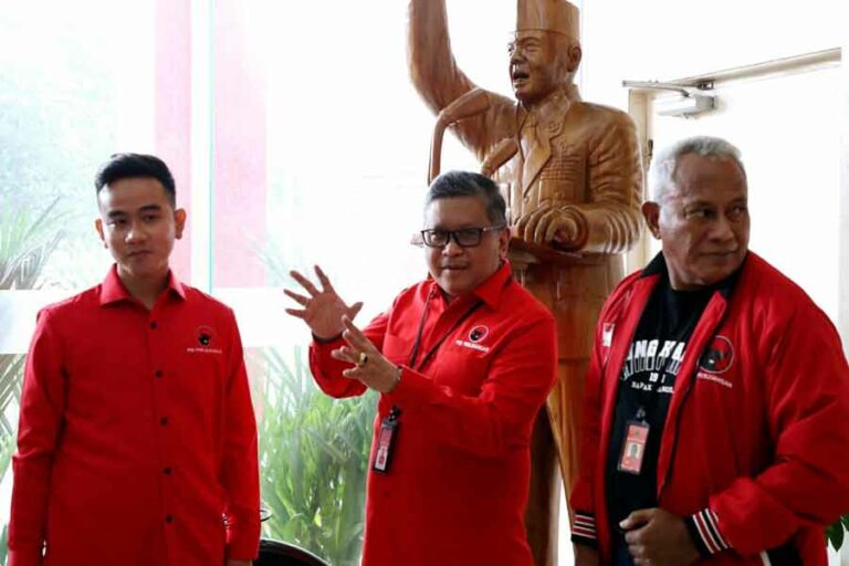 Tak hanya Kandang Banteng, Hasto: Kekayaan Kuliner Solo Luar Biasa! Sekjen PDIP Hasto Kristiyanto saat memberikan penjelasan di depan media, bersama Gibran Rakabuming Raka dan Ketua DPP PDIP Bidang Kehormatan Komarudin Watubun (foto: Dok DPP PDIP)