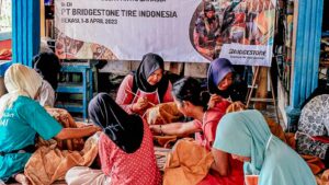 Bridgestone Indonesia Beri Pendampingan dan Pelatihan Membatik pada Pemuda Muara Gembong Pelatihan ini merupakan bentuk keberlanjutan dukungan Bridgestone Indonesia dalam upaya pelestarian sumber daya pesisir yang dibarengi dengan pemberdayaan masyarakat