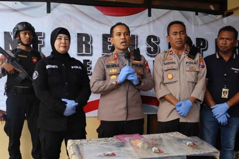 Jengkel Pengurugan Tanah, Pria ini Bakar Kayu untuk Renovasi Kantor MWCNU Polres Sumenep saat rilis hasil ungkap kasus pembakaran Kantor MWCNU Lenteng (foto: Dok Humas Polres Sumenep)