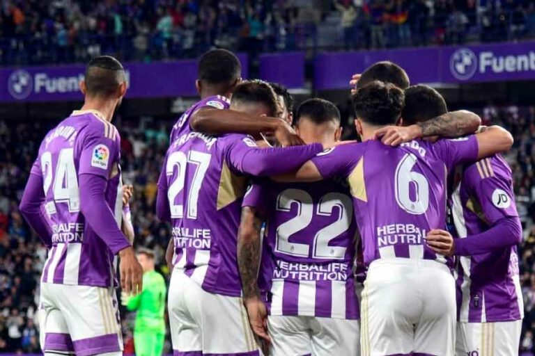 Liga Spanyol, Barcelona Tersungkur 1-3 dari Real Valladolid Real Valladolid merayakan kemenangan usai melibas Barcelona 1-3 di Stadion Nuevo Jose Zorilla (foto: Facebook @LaLiga)