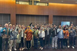 Jatim Media Summit 2023, Langkah Kolaboratif Media Lokal Jawa Timur Menuju Peningkatan Kelas Gubernur Khofifah bersama peserta forum Jawa Timur Media Summit 2023