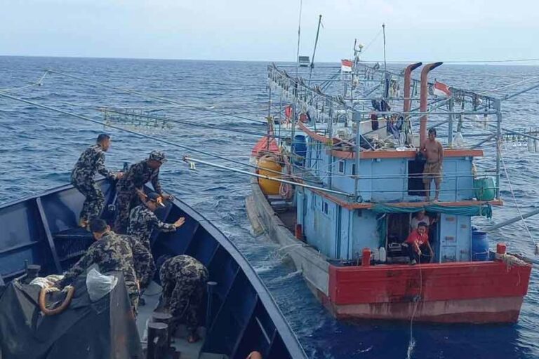 Dalam Satu Minggu, KKP Tertibkan Sembilan Kapal Ikan di Perairan Batam hingga Makassar Sembilan kapal perikanan itu sedang diperiksa oleh Kantor UPT Ditjen PSDKP terdekat untuk pemeriksaan lebih lanjut
